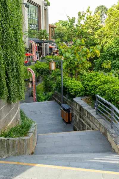 Bali, Endonezya - 23 Aralık 2024: Merdivenler parmaklıklı bir binaya çıkıyor. Korkuluklar metalden yapılmıştır ve beyazdır.