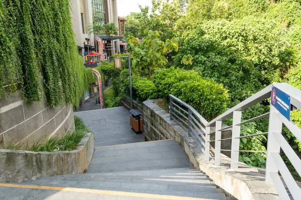 Bali, Endonezya - 23 Aralık 2024: Merdivenler parmaklıklı bir binaya çıkıyor. Korkuluklar metalden yapılmıştır ve beyazdır.