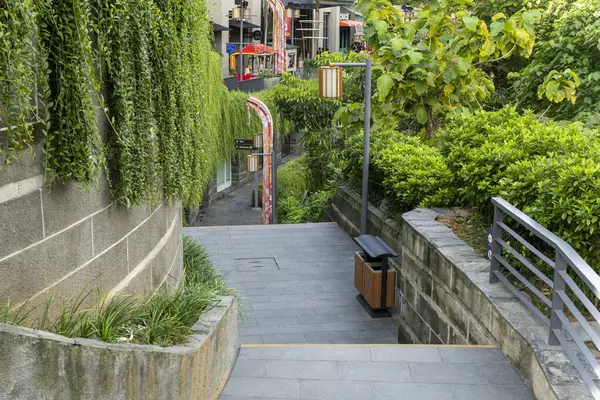 Bali, Endonezya - 23 Aralık 2024: Merdivenler parmaklıklı bir binaya çıkıyor. Korkuluklar metalden yapılmıştır ve beyazdır.