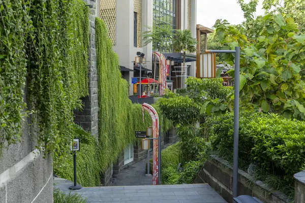 Bali, Endonezya - 23 Aralık 2024: Merdivenler parmaklıklı bir binaya çıkıyor. Korkuluklar metalden yapılmıştır ve beyazdır.