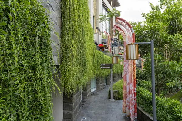 Bali, Endonezya - 23 Aralık 2024: Merdivenler parmaklıklı bir binaya çıkıyor. Korkuluklar metalden yapılmıştır ve beyazdır.