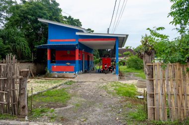 Gili, Lombok, Endonezya - 9 Ocak 2025: Yangın söndürücüleri çeken motosikletlerle donatılmış gili Trawangan Adası 'ndaki itfaiye istasyonu