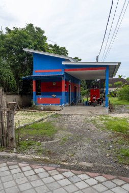 Gili, Lombok, Endonezya - 9 Ocak 2025: Yangın söndürücüleri çeken motosikletlerle donatılmış gili Trawangan Adası 'ndaki itfaiye istasyonu