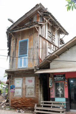 Gili, Lombok, Endonezya - 3 Ocak 2025: Gili Trawangan 'da bina. Bina eski ve çok paslı.