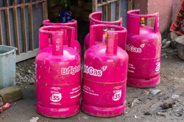 Gili, Lombok, Endonezya - 3 Ocak 2025: Yerdeki parlak pembe benzin depoları. Tanklarda Parlak Gaz etiketi var.