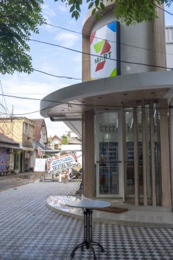 Gili, Lombok, Endonezya - 3 Ocak 2025: Çubuklardan yapılmış beyaz bir bina. Binanın bir balkonu ve verandası var.