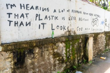 Gili, Lombok, Endonezya - 3 Ocak 2025: Duvar grafiti ile kaplı. Grafiti diyor ki, 