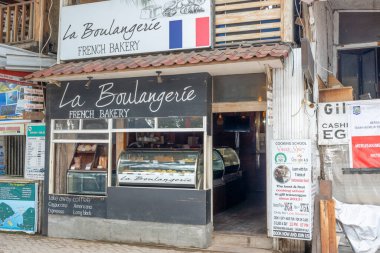 Gili, Lombok, Endonezya - 3 Ocak 2025: Fransız temalı fırın. İşaret siyah beyaz. Fırının içi Fransız temasıyla süslenmiş.