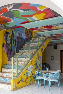 Gili, Lombok, Endonezya - 3 Ocak 2025: Üzerinde kafatası olan renkli duvar resmi bir merdivenin üstünde. Duvar resmi, üzerinde 