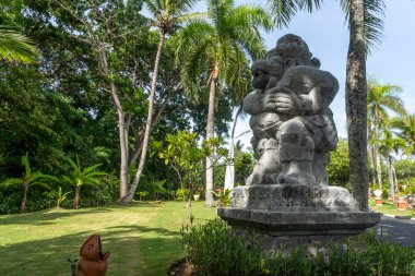 Bali, Endonezya - 19 Aralık 2024 Bali 'deki Bali Tanrısı Heykeli. Heykel ağaçlar ve otlarla çevrili.