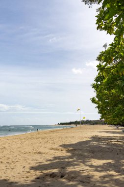 Bali 'deki Nusa Dua Sahili. Gökyüzü açık ve güneş parlıyor.