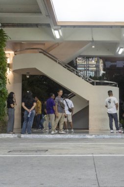 Bali, Endonezya - 19 Aralık 2024: Akşamları Bali havaalanı uçağıyla gelen çok sayıda turist