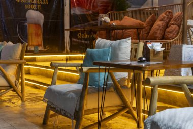 Bali, Endonezya - 25 Aralık 2024: Boş sandalye yastıkları olan restoran