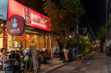 Bali, Endonezya - 25 Aralık 2024: Bali 'de karışık dondurma restoranı. Tabelada Mixue yazıyor.