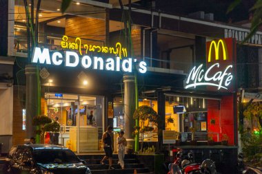 Bali, Endonezya - 25 Aralık 2024: yanında McDonald 's restoranı olan. Restoran geceleri aydınlanıyor.