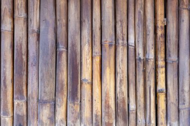 Ahşap duvarda bir sürü tahta var. Duvar kahverengi ve kırsal bir hissi var.