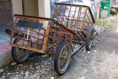 Kaldırıma park edilmiş eski, paslı bir araba..