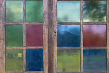 Pencere boyalı camdan yapılmıştır ve renkli bir tasarıma sahiptir. Renkler mavi, kırmızı ve yeşil.