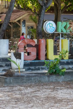 Gili, Lombok, Endonezya - 7 Ocak 2025: GILIMATRA kelimesinin renkli işareti. Harfler farklı renklerde ve bir yerin adını heceleyecek şekilde düzenlenmiş.