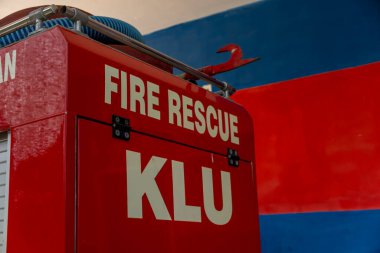 Gili, Lombok, Endonezya - 8 Ocak 2025: Yangın söndürücüleri çeken motosikletlerle donatılmış gili Trawangan Adası 'ndaki itfaiye istasyonu