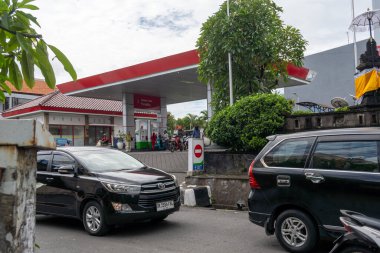 Bali, Endonezya - 29 Aralık 2024: Pertamina benzin istasyonu.