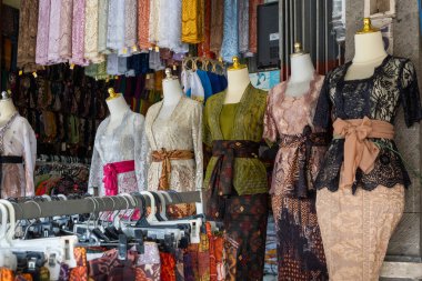 Bali, Endonezya - 29 Aralık 2024: Birçok farklı renkli elbise sergilenmektedir. Elbiselerin renkleri ve stilleri farklı. Mağaza birçok farklı giyim tarzıyla doludur.