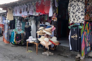 Bali, Endonezya - 29 Aralık 2024: Tanah Lot Plajı civarındaki hediyelik eşya dükkanları