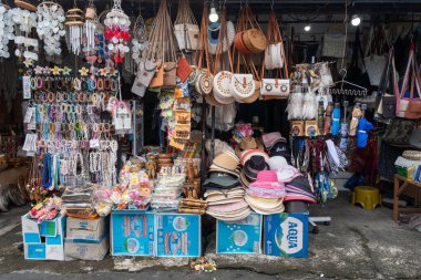 Bali, Endonezya - 29 Aralık 2024: Tanah Lot Plajı civarındaki hediyelik eşya dükkanları