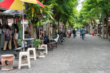 Bali, Endonezya - 29 Aralık 2024: Tanah Lot Plajı civarındaki hediyelik eşya dükkanları