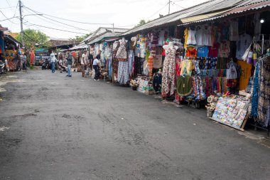 Bali, Endonezya - 29 Aralık 2024: Tanah Lot Plajı civarındaki hediyelik eşya dükkanları