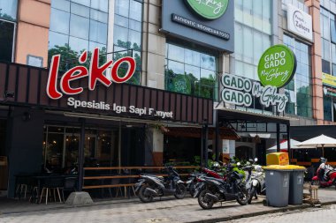 Jakarta, Endonezya - 30 Ocak 2025: Leko adlı restoran önünde birkaç motosikletle dışarıda duruyor. Sektör 7 Bintaro