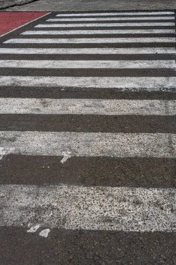 Beyaz çizgileri olan bir yolun siyah beyaz fotoğrafı. Fotoğrafta bir boşluk ve yalnızlık havası var.