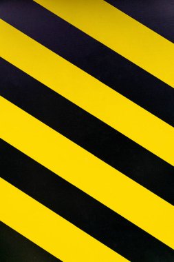 Sarı ve siyah çizgili işaret, solunda siyah çizgili ve sağında sarı çizgili.