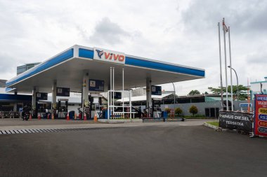 Jakarta, Endonezya - 30 Ocak 2025: Bintaro Jaya Vivo Benzin İstasyonu. Üzerinde Vivo yazan büyük bir tabelası olan benzin istasyonu. İstasyonun birkaç pompası ve bir otoparkı var.