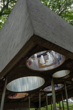 Jakarta, Endonezya - 30 Ocak 2025: Bintaro Jaya 'da Yabancı Monolit mimari tesisi. Mekan ağaçlarla çevrili ve huzurlu bir atmosferi var.