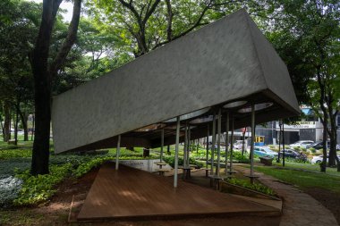 Jakarta, Endonezya - 30 Ocak 2025: Bintaro Jaya 'da Yabancı Monolit mimari tesisi. Mekan ağaçlarla çevrili ve huzurlu bir atmosferi var.