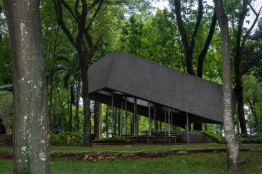 Jakarta, Endonezya - 30 Ocak 2025: Bintaro Jaya 'da Yabancı Monolit mimari tesisi. Mekan ağaçlarla çevrili ve huzurlu bir atmosferi var.