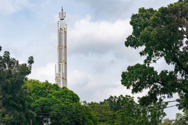 Jakarta, Endonezya - 30 Ocak 2025: Bintaro Jaya 'daki An-nashR camisi. Gökyüzü bulutlu ve ağaçlar yeşil