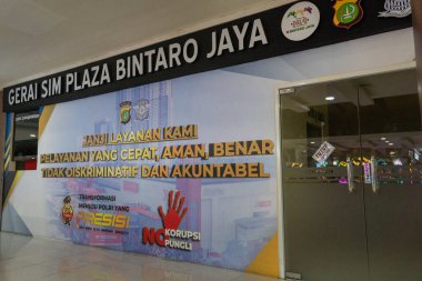 Jakarta, Endonezya - 30 Ocak 2025 Gerai SIM Plaza Bintaro Jaya yazan bir binaya imza atın. Ehliyetin geçerlilik süresini uzatma ve yenileme yeridir.