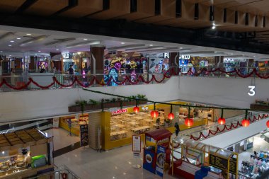 Jakarta, Endonezya - 30 Ocak 2025: Plaza Bintaro Jaya fener süslemeli. Mağazada bir sürü insan var. Plaza fenerlerle süslenmiş.