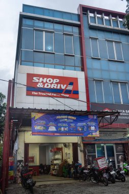 Jakarta, Endonezya - 30 Ocak 2025: Bintaro Jaya 'da alışveriş ve araba. Üzerinde 