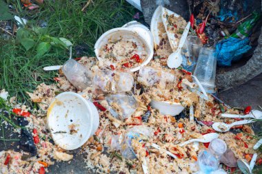 Jakarta, Endonezya - 30 Ocak 2025: Plastik bardaklar ve kaşıklar da dahil olmak üzere çöp yığını yere saçıldı. Dağınıklık ve israf kavramı