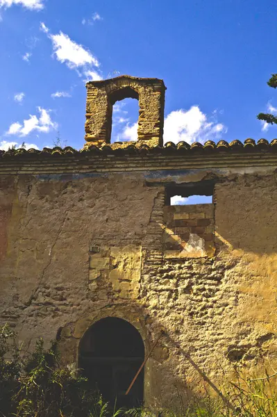 Küçük bir kasabanın varoşlarında terk edilmiş bir ev.