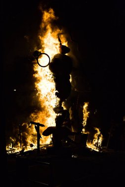 alevler siyah arkaplanda