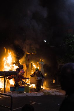 Şehir caddesinde gece görüşü