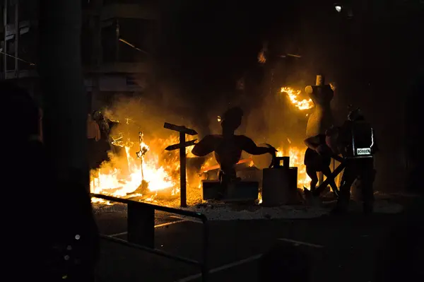 Gece şehrindeki insanlar