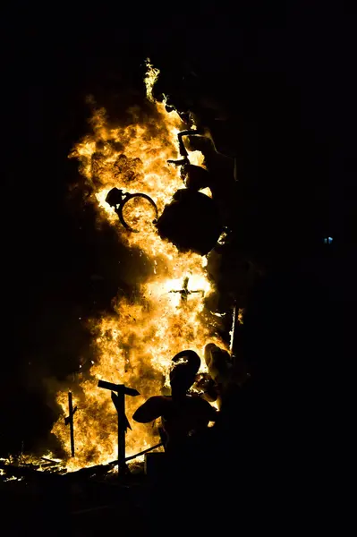 Şehirde yangın var.