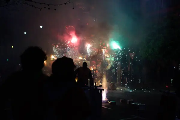 İnsanlar yeni yılı gece kutluyorlar.