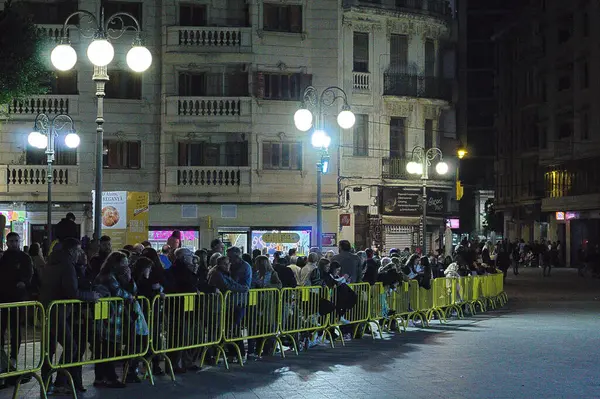 Sokakta yürüyen insanlar