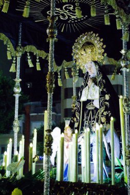 Seville, İspanya - Mayıs 0 5, 20 18: San Kilisesi 'nde geleneksel figürlü beyaz şapkalı bir kadın